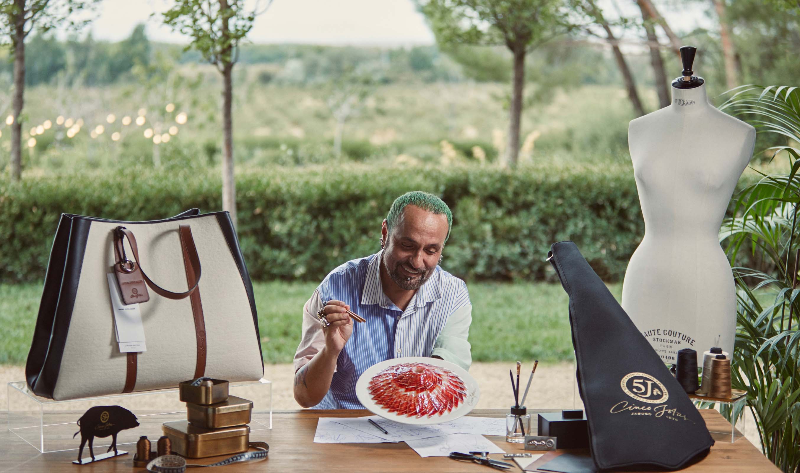 Cinco Jotas es una marca legendaria con más de 130 años de experiencia preservando la pureza y autenticidad de los mejores productos del cerdo 100% ibérico del mundo, un homenaje a la artesanía, el sabor y la tradición.
