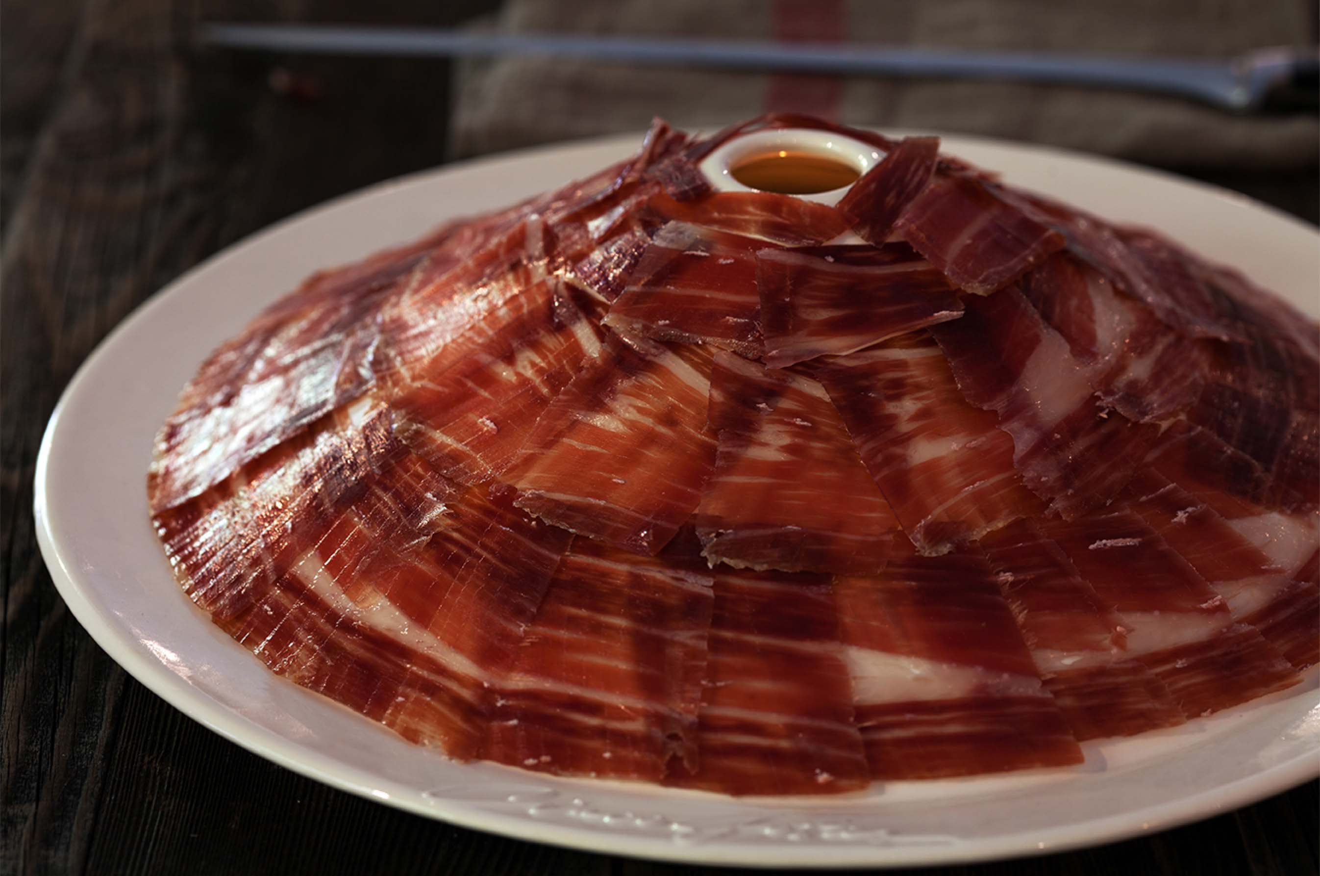 Cinco Jotas es una marca legendaria con más de 130 años de experiencia preservando la pureza y autenticidad de los mejores productos del cerdo 100% ibérico del mundo, un homenaje a la artesanía, el sabor y la tradición.