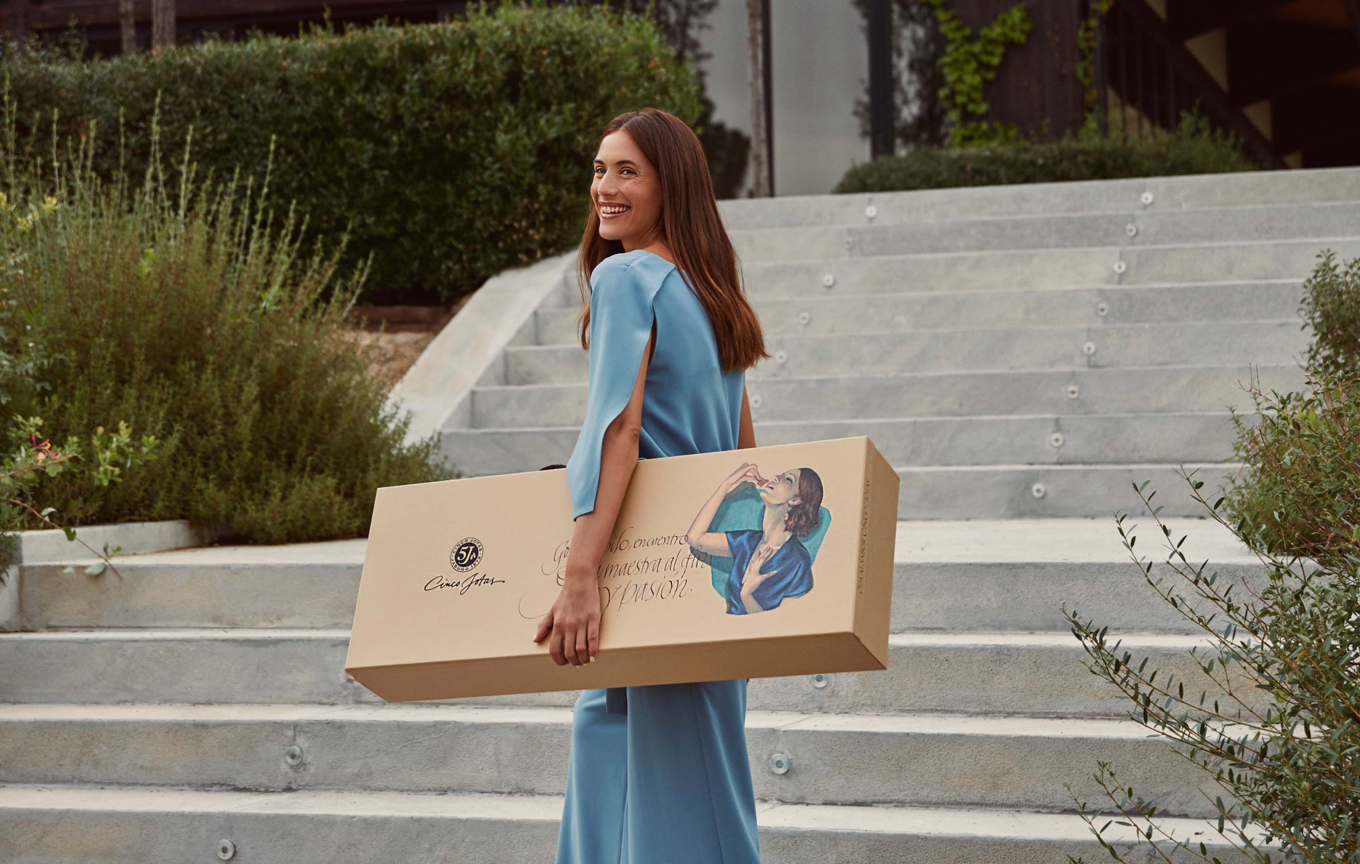 Cinco Jotas es una marca legendaria con más de 130 años de experiencia, preservando la pureza y autenticidad de los mejores productos del cerdo 100% ibérico del mundo, un homenaje a la artesanía, el sabor y la tradición.