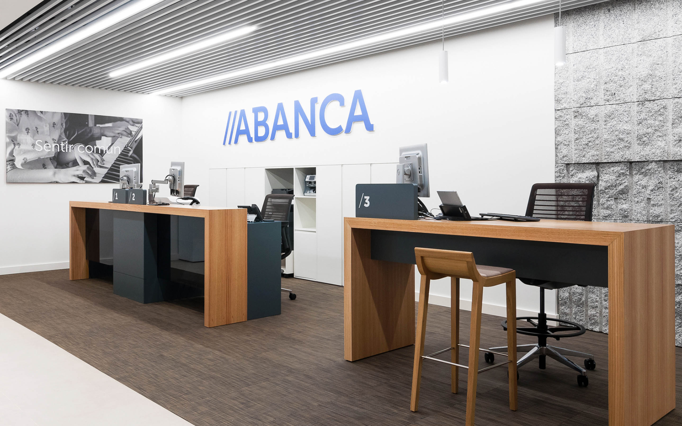 Abanca is a bank born from the merger of two regional Galician entities that harnessed this fusion to redefine not only its identity, but also the entire user experience.
