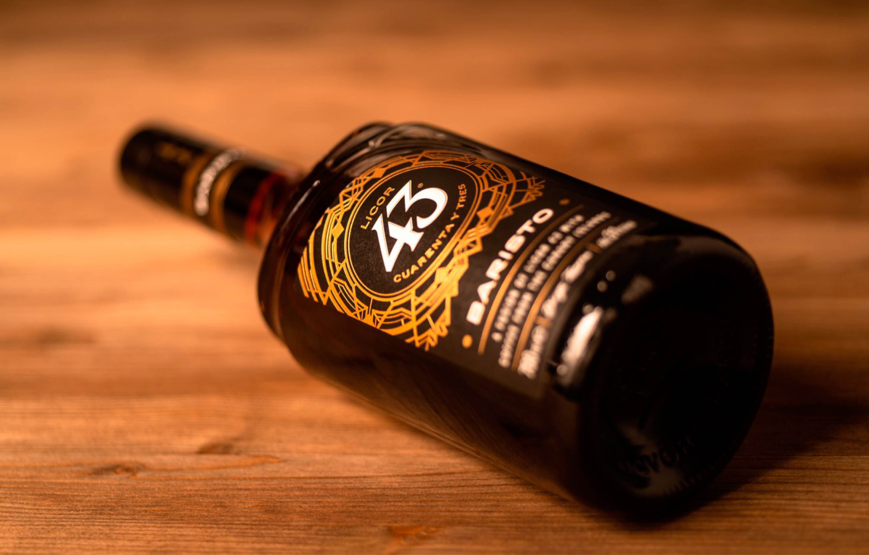 Licor 43 es el orgullo de Zamora Company: una receta familiar convertida en el licor español con mayor proyección internacional. Pensando en el mercado europeo, crearon una edición especial, el Licor 43 Baristo, que incluía en su legendaria receta unas notas de café de Agaete, de las Islas Canarias. La esencia de la cultura española del café, imbuida en una botella.   
