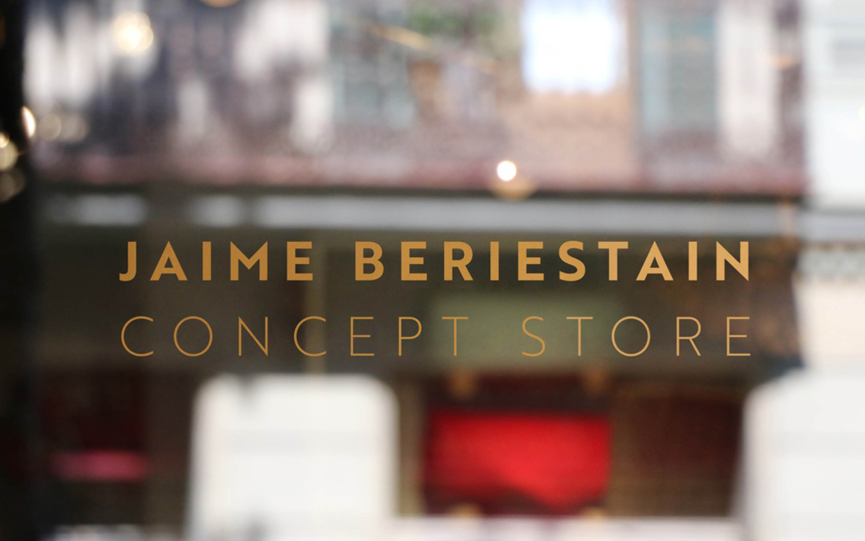 Jaime Beriestain is a famous Chilean interior designer who has not stopped growing since he arrived in Barcelona: he has created his own studio, a showroom next to Gaudí's La Pedrera and two successful ventures: the Concept Store and the Café.
