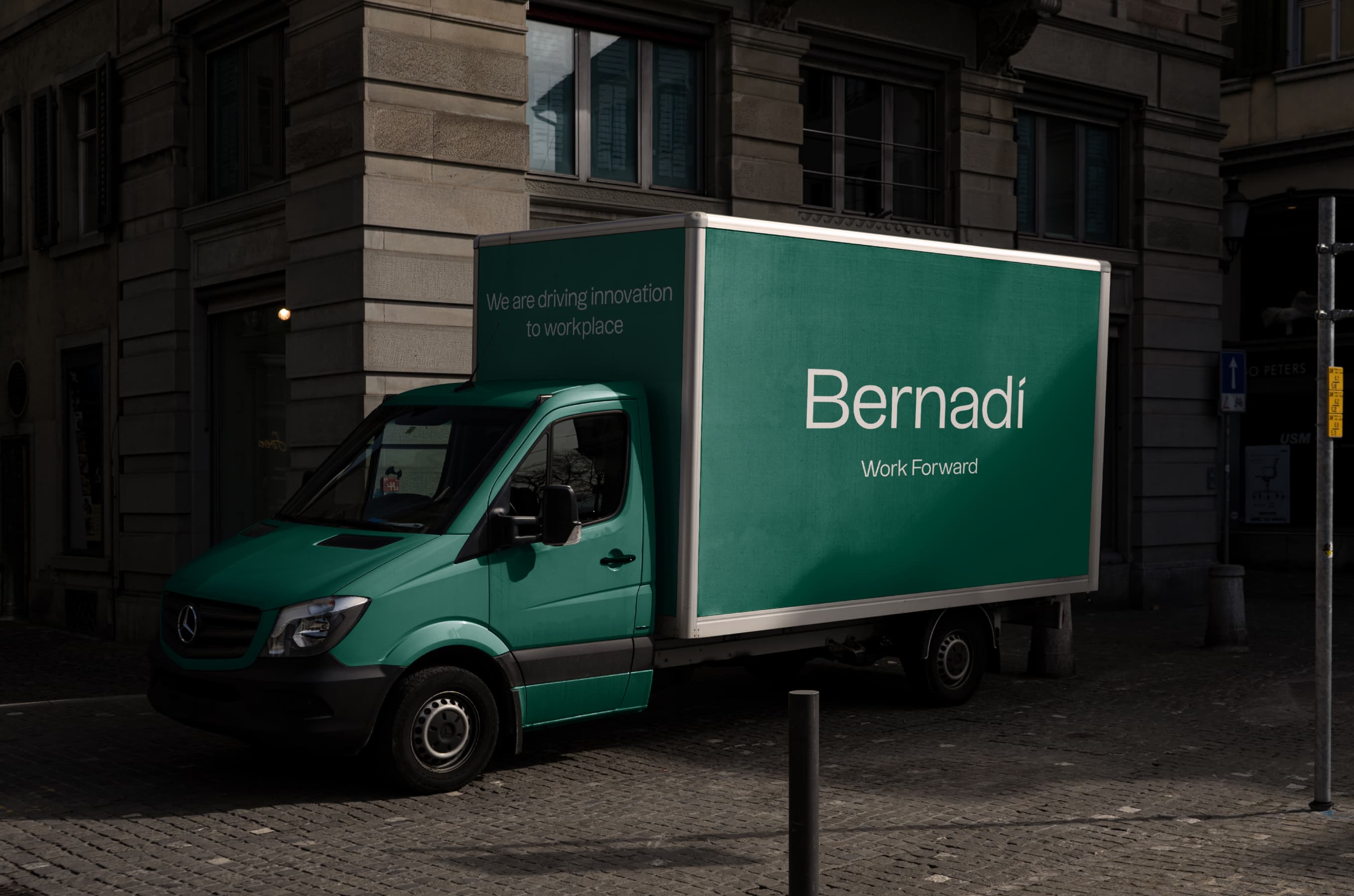 Bernadí es una empresa familiar que se ha convertido en toda una referencia en mobiliario para workplace en Barcelona. Sin embargo, la actualización de la marca y la cultura se habían convertido en algo crítico para poder afrontar nuevos contextos competitivos.
