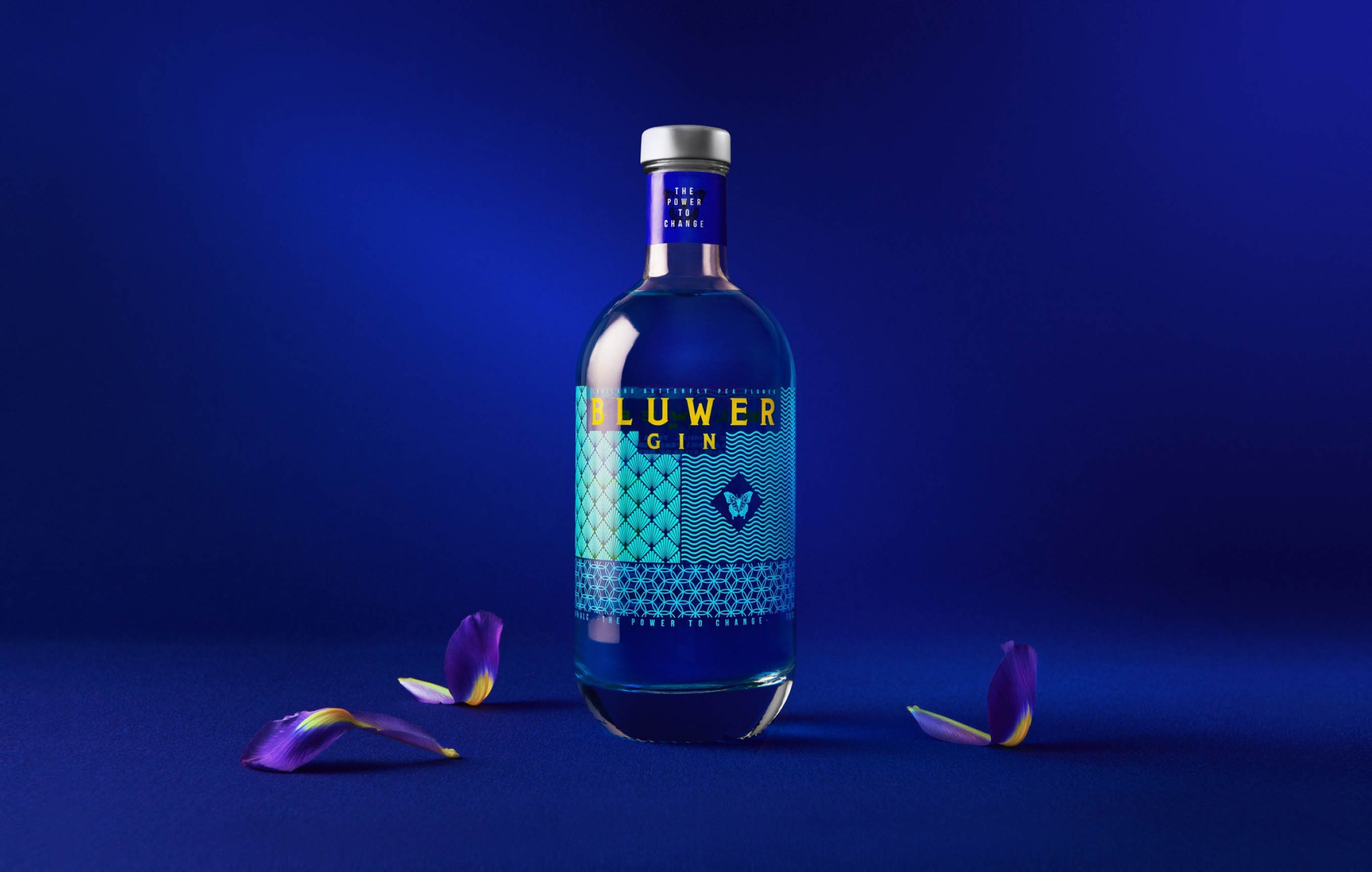 Bluwer is a gin born from uniqueness; from the peculiarity of being a blue-coloured gin that, on contact with citric acid, such as tonic or lemon, changes to a bright pink colour.
