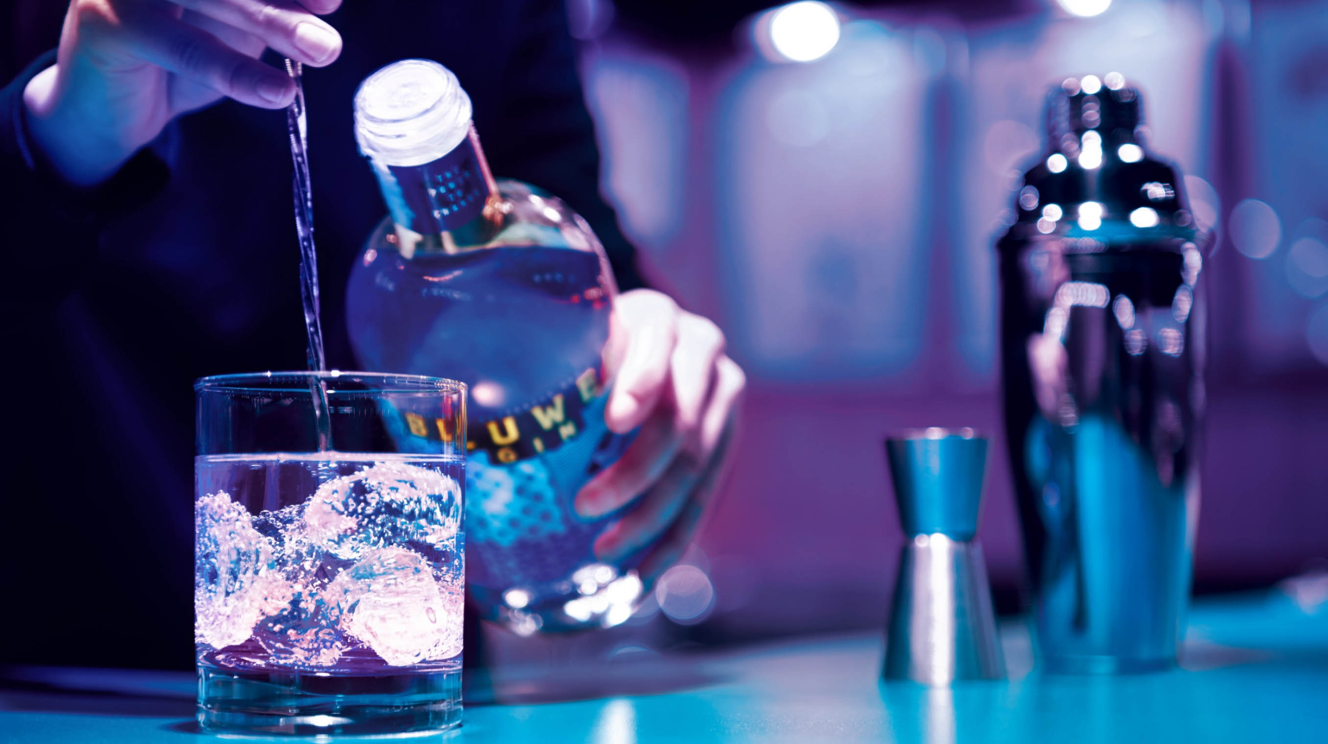 Bluwer is a gin born from uniqueness; from the peculiarity of being a blue-coloured gin that, on contact with citric acid, such as tonic or lemon, changes to a bright pink colour.
