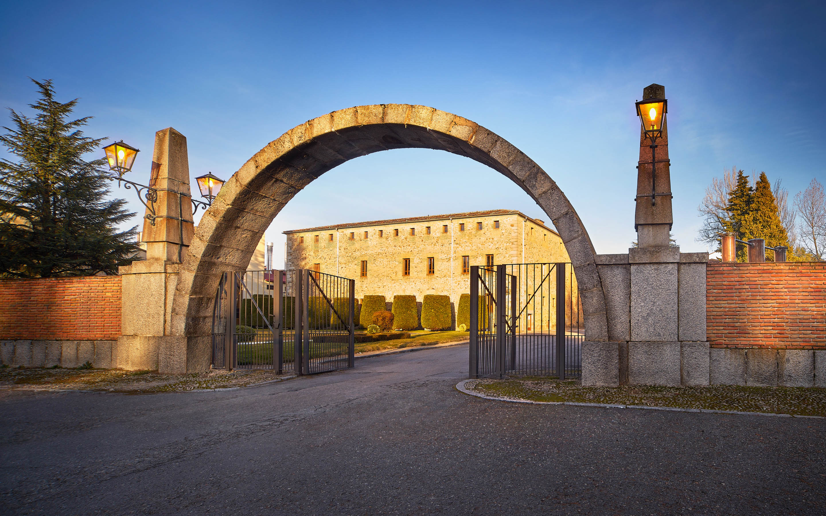 Originally from Segovia, DYC has been making top quality whiskies since 1959, characterized by a unique and nuanced flavour achieved through extensive experience, passion and a meticulous distillation process.
