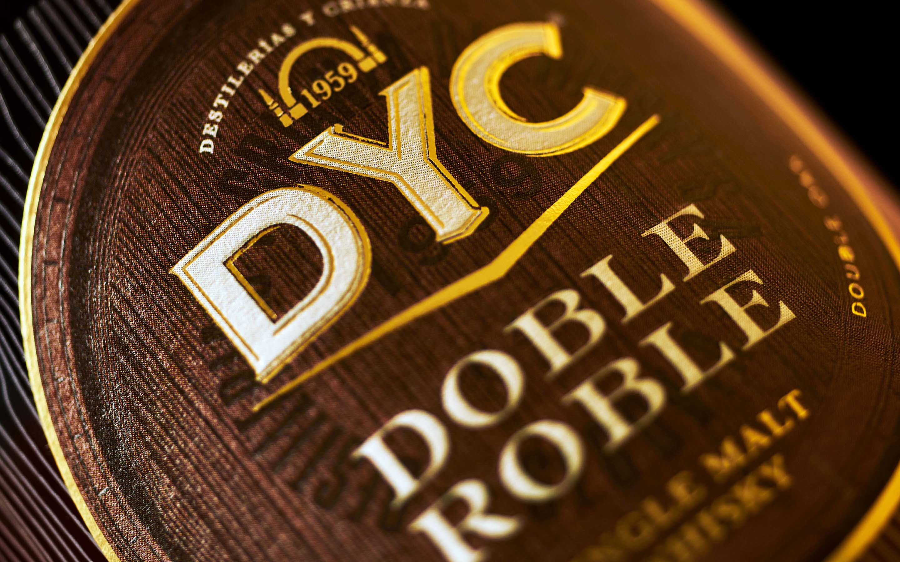 De origen segoviano, DYC lleva desde 1959 elaborando whiskys de primera calidad, caracterizados por un sabor único y lleno de matices que logra gracias a su amplia experiencia, pasión y un minucioso proceso de destilación.

 

Esta exclusiva colección está compuesta por una serie de whiskies artesanales, que congregan el carácter de esta destilería segoviana y del fundador de la casa, Nicomedes García. La colección Maestros Destiladores, que comenzó con DYC 12 con doce años de envejecimiento, ya ha recibido el reconocimiento del sector con importantes premios y DYC Doble Roble debía ser parte de ello.

 
