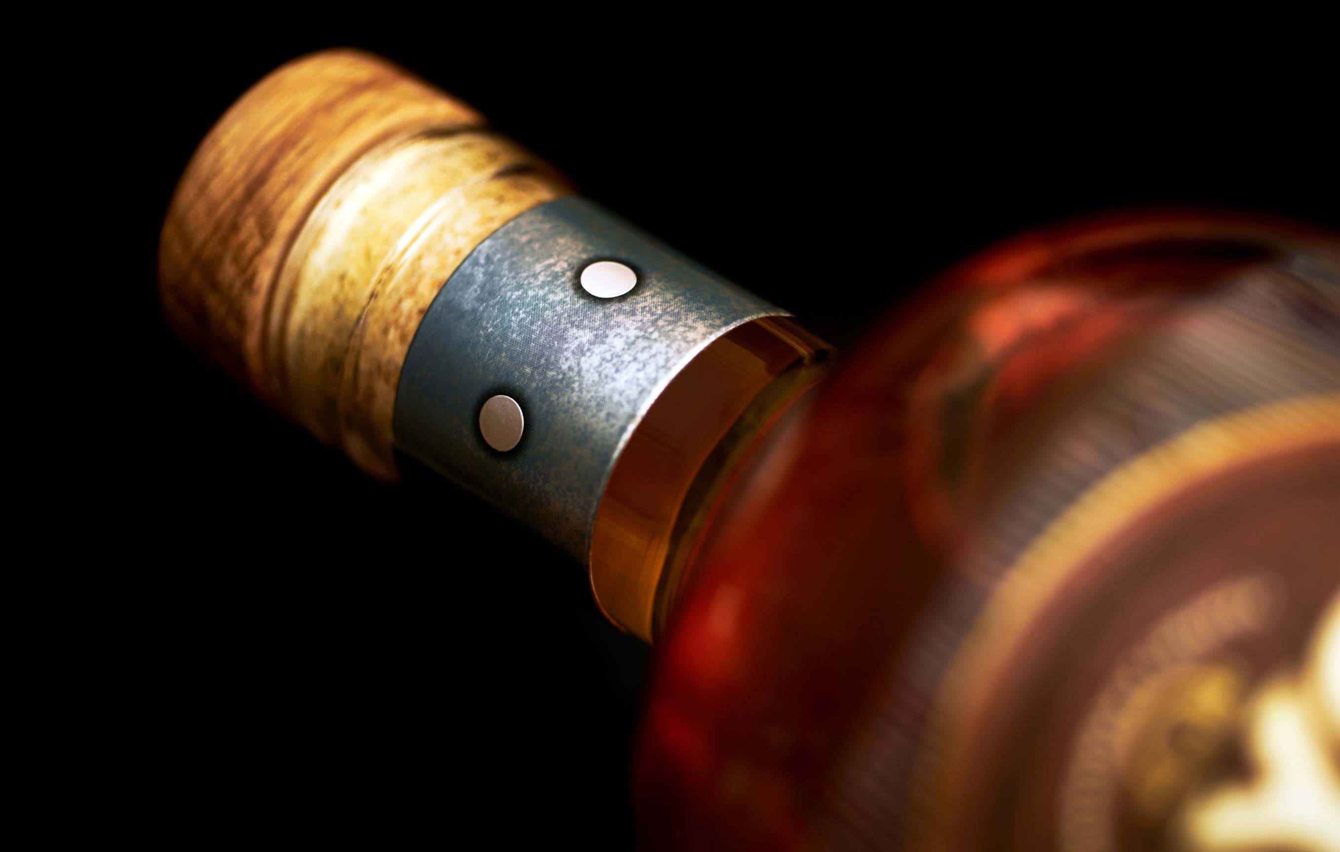 Originally from Segovia, DYC has been making top quality whiskies since 1959, characterized by a unique and nuanced flavour achieved through extensive experience, passion and a meticulous distillation process.
This exclusive collection is composed of a series of handcrafted whiskies, which fuse the character of this Segovian distillery and the founder of the house, Nicomedes García. The Master Distillers collection, which began with DYC 12 and its twelve years of aging, has already received recognition from the sector through prestigious awards. It was time to make DYC Doble Roble part of it.