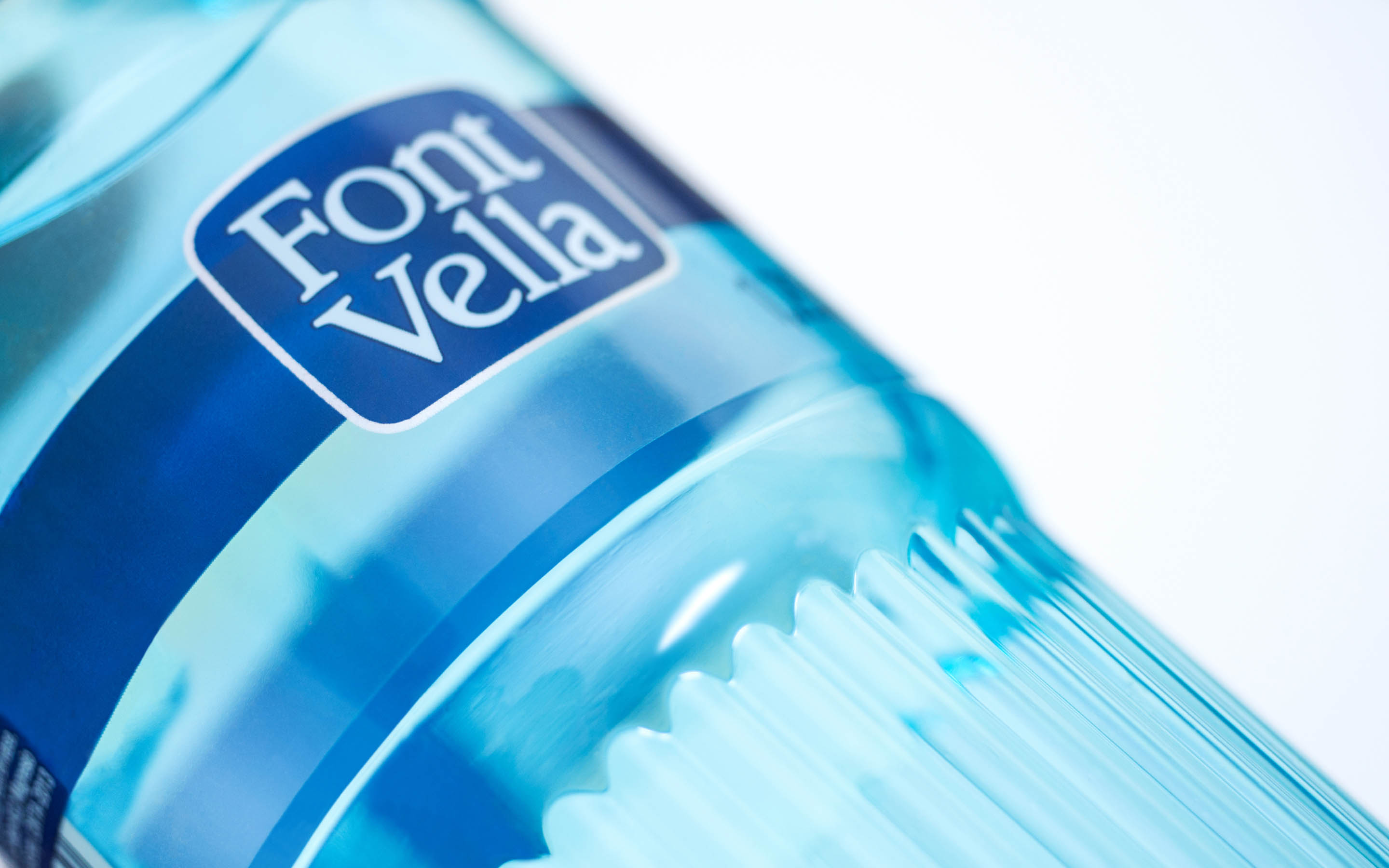 Font Vella premium is a solidarity bottle that was created to accompany special occasions and celebrations. It is a powerful proposal, with an elegant and ground-breaking design that will reinforce its positioning in the premium water range.