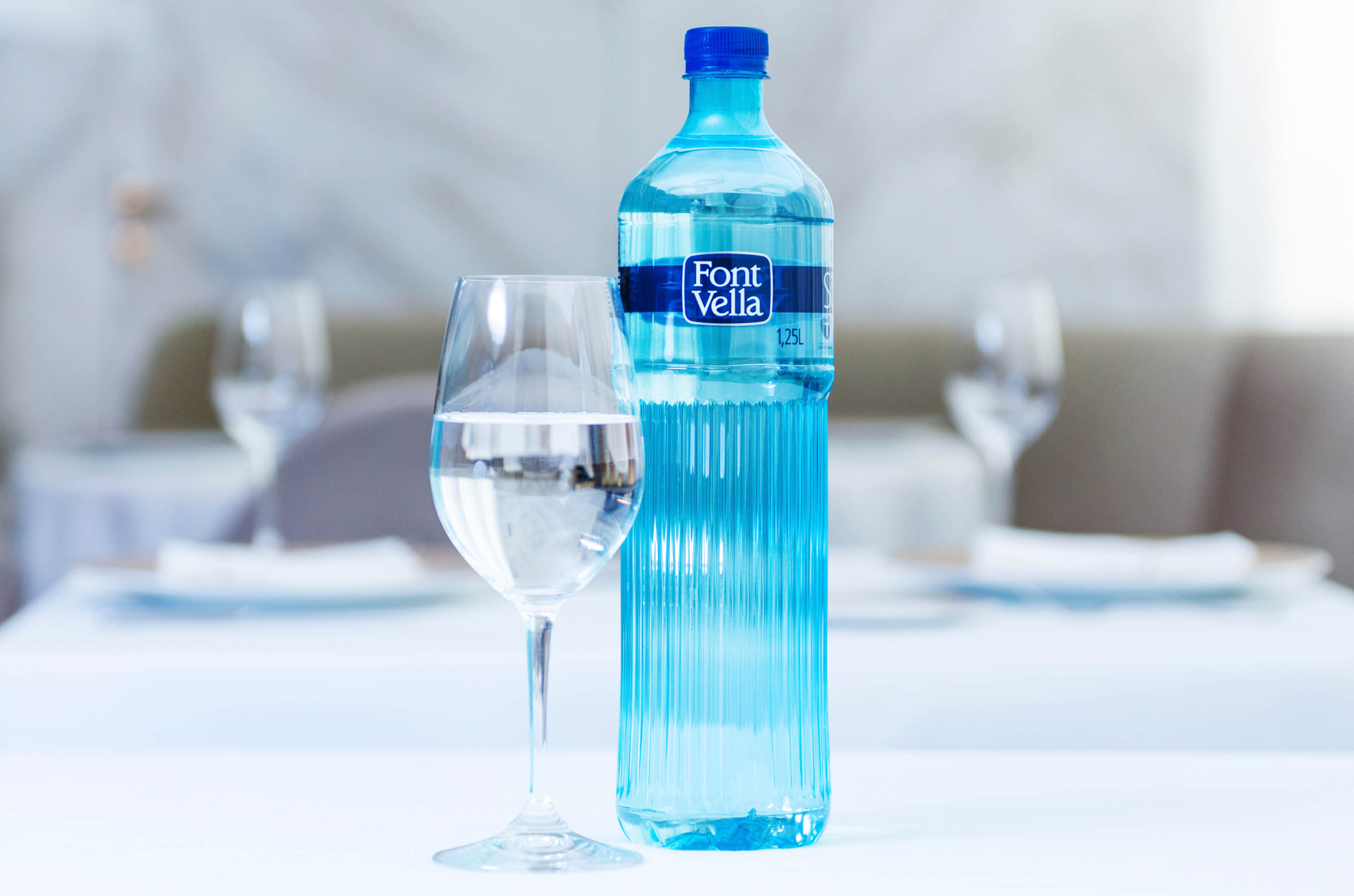 Font Vella premium is a solidarity bottle that was created to accompany special occasions and celebrations. It is a powerful proposal, with an elegant and ground-breaking design that will reinforce its positioning in the premium water range.
