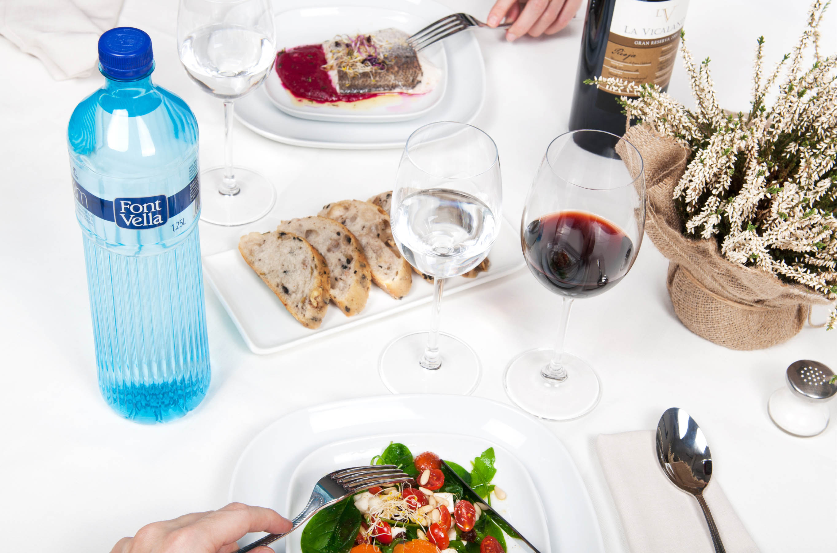 Font Vella premium is a solidarity bottle that was created to accompany special occasions and celebrations. It is a powerful proposal, with an elegant and ground-breaking design that will reinforce its positioning in the premium water range.