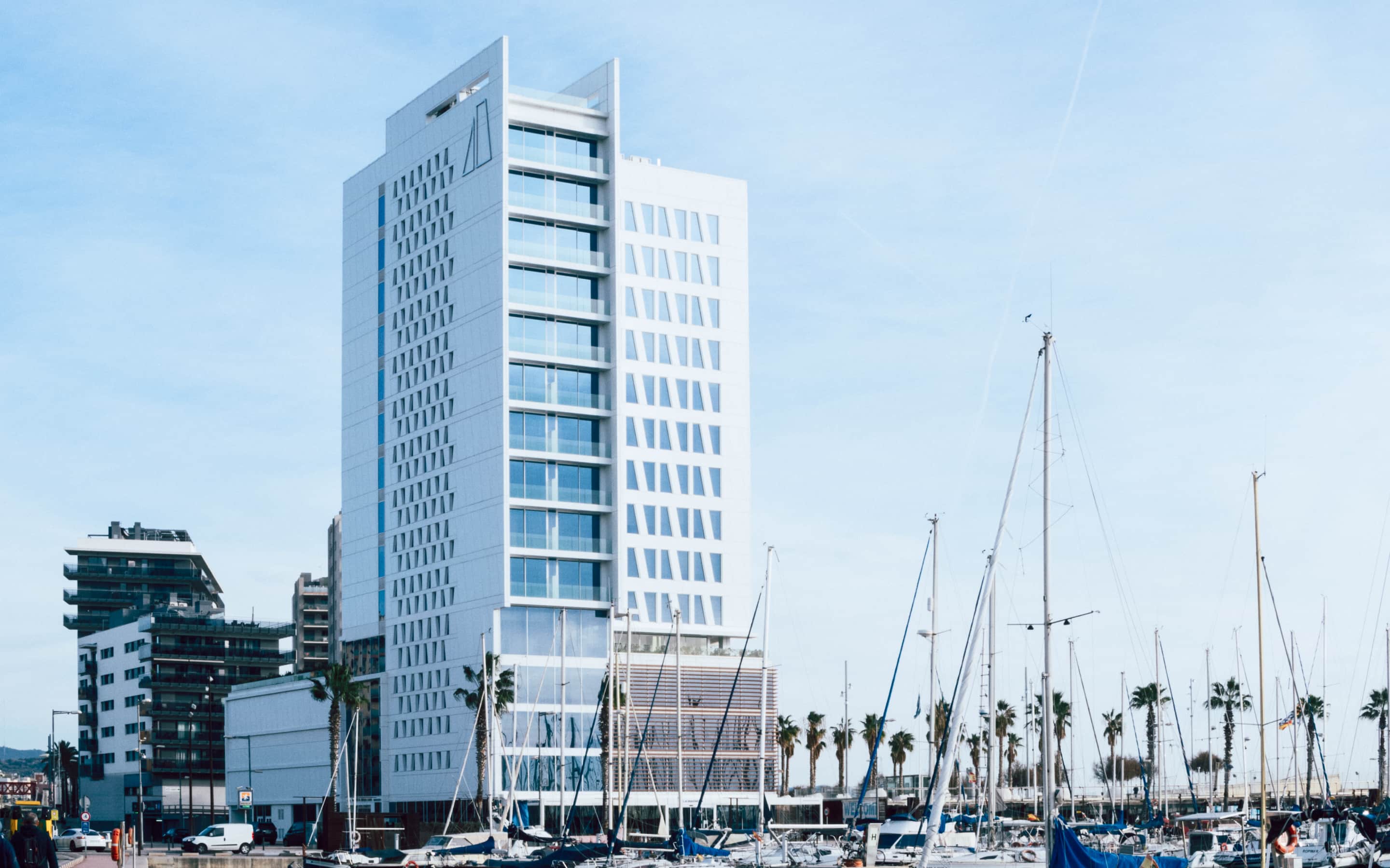 We developed the identity and outlets of the Hotel Marina Badalona, a new Sallés Group hotel with a privileged location and direct connection to Barcelona, which offers luxurious stays, and high-quality gastronomy and wellbeing. 
