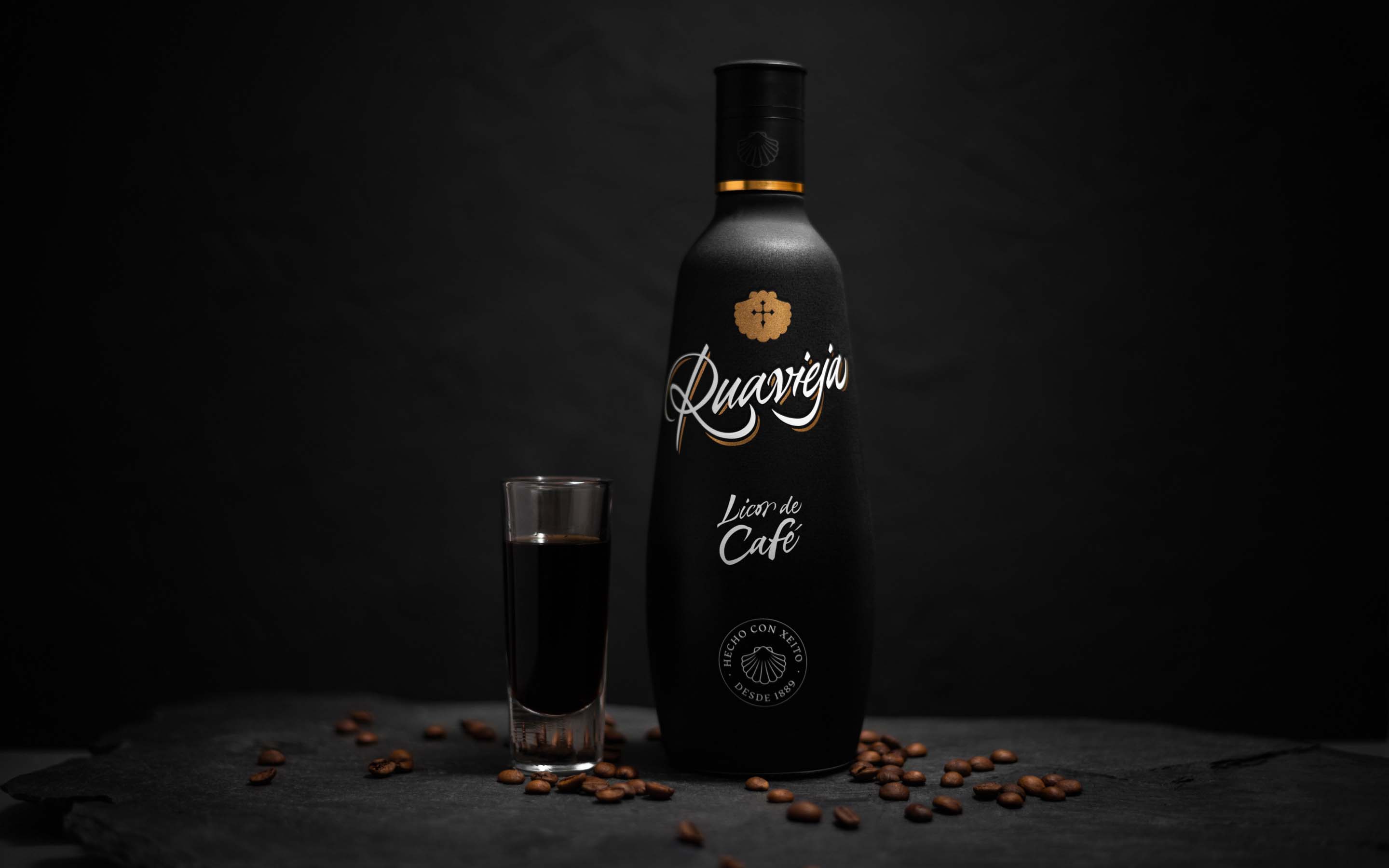 Ruavieja is a Spanish liqueur brand with more than 130 years of history that was born in Santiago de Compostela, Galicia. A company that has managed to stay alive in the minds and mouths of millions of Spaniards since 1889. 
